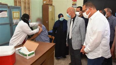 محافظ الشرقية يشهد انطلاق حملة تطعيم العاملين بالتعليم بلقاح فيروس كورونا 