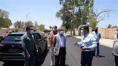 محافظ الإسماعيلية في جولة تفقدية للمحاور المرورية ويؤكد على رصف الطرق الداخلية