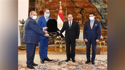 رئيس اللجنة الأوليمبية الإفريقية يقلد الرئيس السيسى وسام الاستحقاق 