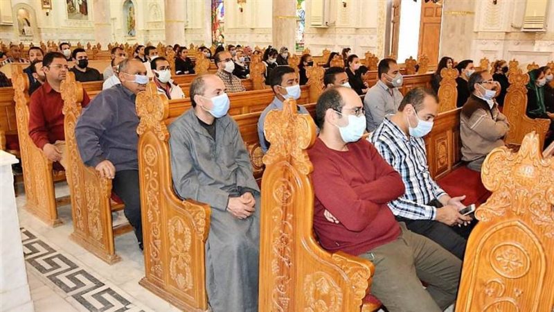 الصلاة بداخل الكنيسة