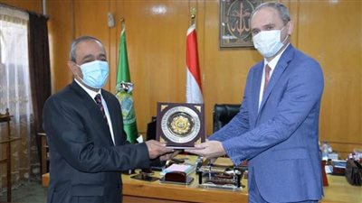 محافظ الإسماعيلية يستقبل سفير بيلاروسيا لبحث سبل التعاون والفرص الاستثمارية 