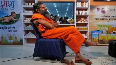  أطباء الهند يطالبون بمحاكمة أشهر معلم يوجا في بلادهم بعدما هاجمهم بسبب كورونا