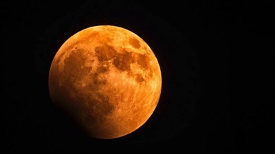 القمر الدموي يزيّن الأرض اليوم.. كيف رُبط تاريخيا بنهاية العالم؟!