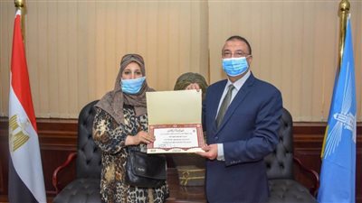 محافظ الإسكندرية يستقبل سائقة الميكروباص ويهديها شهادة تقدير ومكافأة مالية