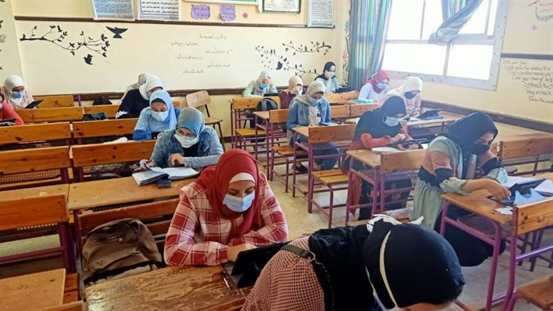 طلاب الثانوية يؤدون