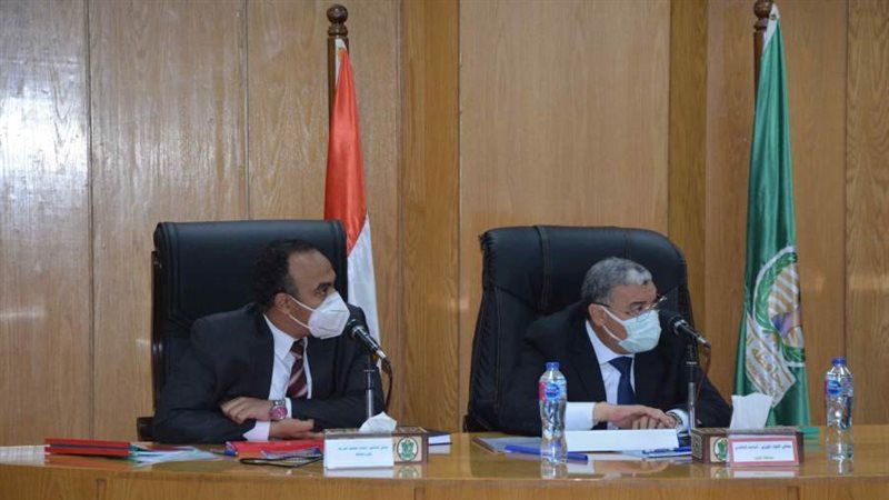 محافظ المنيا في اجتماع