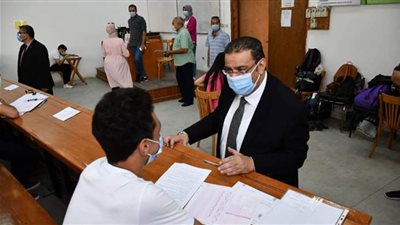 رئيس جامعة قناة السويس يتابع الامتحانات النظرية للفصل الدراسي الثاني