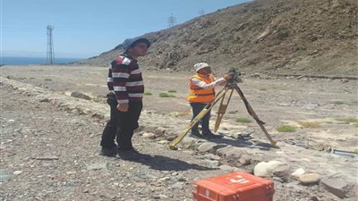 محافظ جنوب سيناء يتفقد أعمال الحماية من أخطار السيول بوادي بعبع