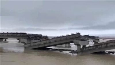 عاجل| زلزال بقوة ٧.٤ ريختر جعل كوبريين يتساقطان مثل سلسلة الدومينو