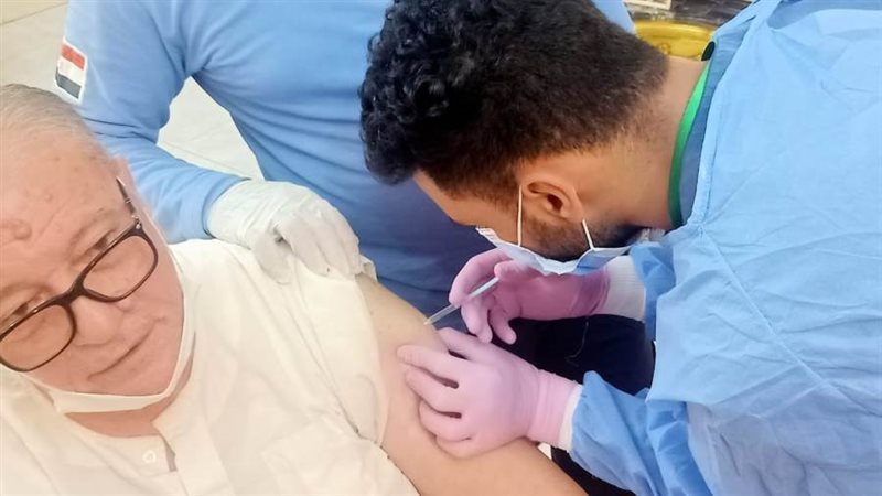 تطعيم المواطنين بلقاح