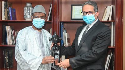 وزير السياحة والآثار يلتقي بسفير غينيا بالقاهرة لمناقشة سبل التعاون في مجال السياحة والآثار بين البلدين