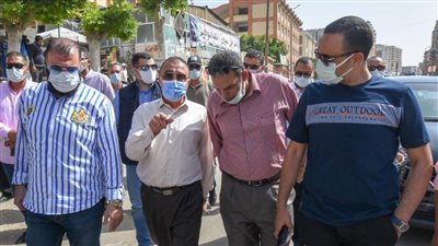 محافظ الإسكندرية يقوم بجولة مفاجئة داخل سوق الهانوفيل بالعجمي 