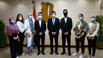 وزير الرياضة يدعم طلاب الإعلام في مشاريع تخرجهم