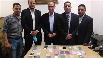 جمارك مطار برج العرب تضبط محاولة تهريب عدد من الهواتف المحمولة 