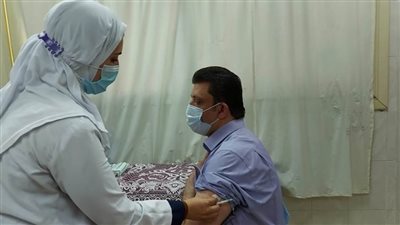 تطعيم أعضاء هيئة التدريس والعاملين بجامعة بنها ضد فيروس كورونا 