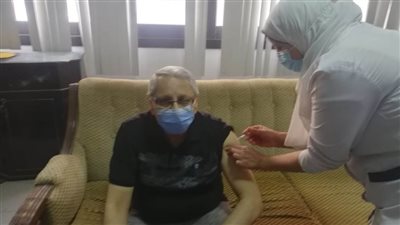 تطعيم مراقبي الامتحانات بجامعة المنصورة بلقاح كورونا