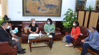 معهد جوتة يهدي كتاب دليل الإسكندرية المعماري لرئيس جامعة الإسكندرية