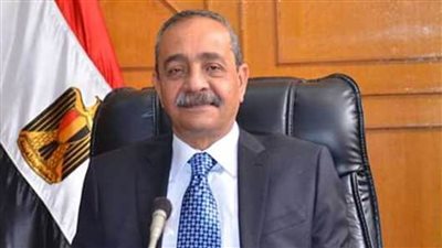 محافظ الإسماعيلية يناقش الخطة الاستثمارية والمشروعات التنموية