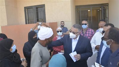 محافظ البحر الأحمر يستمع لشكاوى المواطنين خلال جولته بمشروع مساكن بديل العشوائيات بالغردقة