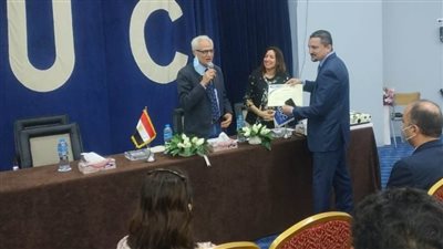 طلاب جامعة بدر يحتفون بالعاملين تقديرا لمجهوداتهم