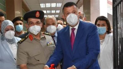 رئيس جامعة عين شمس يفتتح مراكز الاختبارات الإلكترونية بكلية الطب