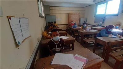  طلاب الشهادة الإعدادية يؤدون امتحان اللغة الإنجليزية