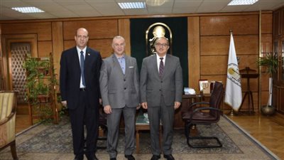 رئيس جامعة أسيوط: إنشاء عيادات طبية متخصصة داخل المستشفيات الجامعية 