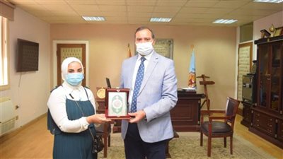 رئيس جامعة سوهاج يكرم طالبة بعد إعادتها لمبلغ مالي عثرت عليه 