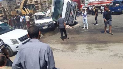 مصرع وإصابة ١٣ في انقلاب 