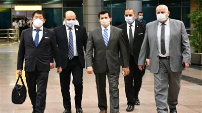وزير الشباب والرياضة يستقبل رئيس الاتحاد الدولي للجمباز بمطار القاهرة