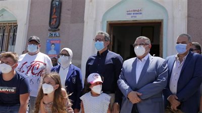 العناني يتفقد مكتب تنشيط سياحي بالغردقة ويلتقي مجموعة سياح ألمان