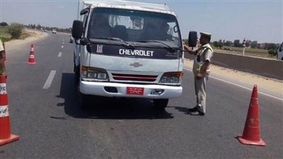 فحص 20 من سائقي السيارات على الطرق السريعة بسوهاج
