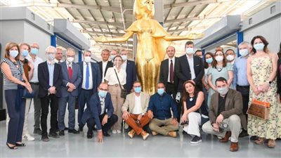 20 سفيرا وزوجاتهم فى زيارة لمصنع المستنسخات الأثرية