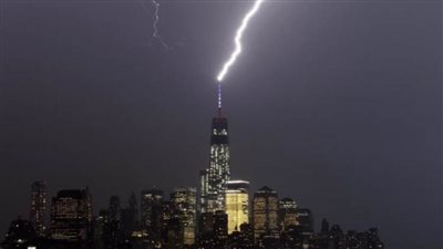 عاجل| البرق يضرب مركز التجارة العالمي (فيديو)