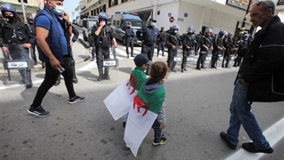 آلاف الجزائريين يتظاهرون رفضا للانتخابات التشريعية