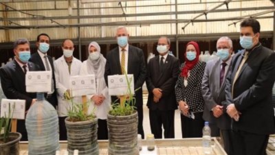 وزير الزراعة يفتتح صوبة 