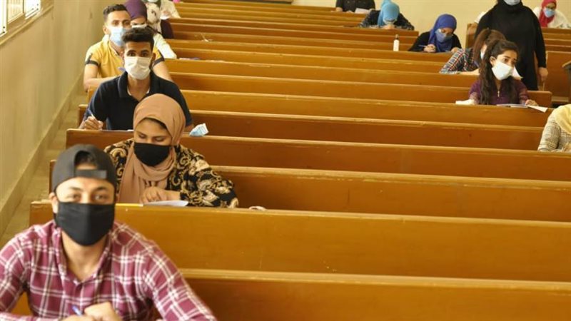 الطلاب يؤدون الامتحانات