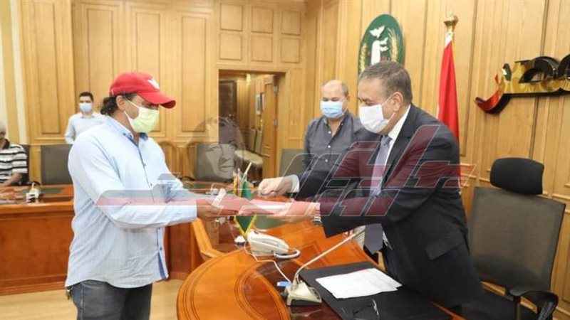 أبوليمون يسلم عقود