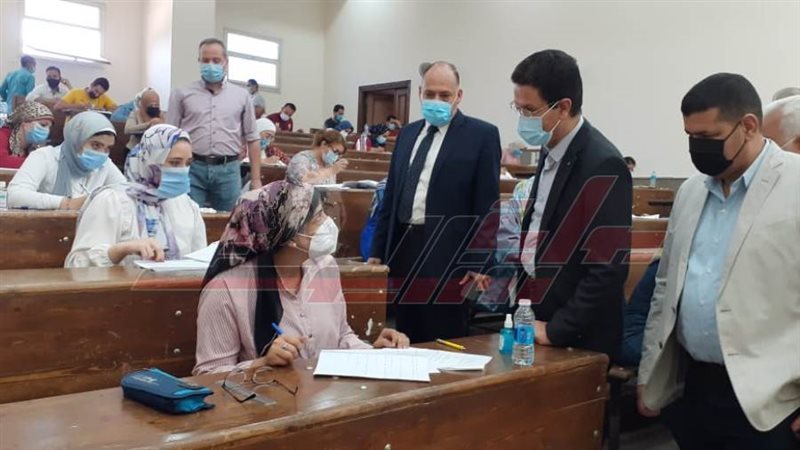 الجيزاوى يناقش الطلبة