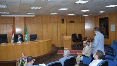 محافظ المنيا يناقش أعمال توصيل المرافق لـ78 عمارة