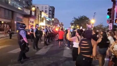 احتجاجات في مينيابوليس الأمريكية بعد مقتل مواطن من أصول إفريقية برصاص الشرطة