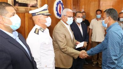 محافظ السويس يسلم أول دفعة من مستحقي سيارات المبادرة الرئاسية 