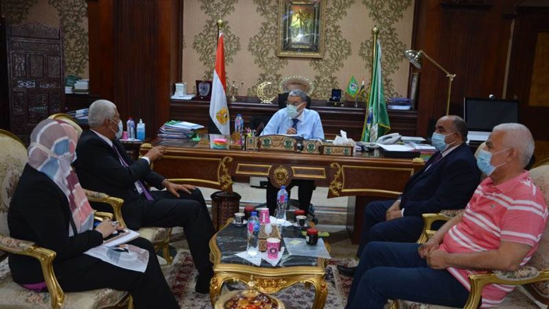 محافظ المنيا يجتمع