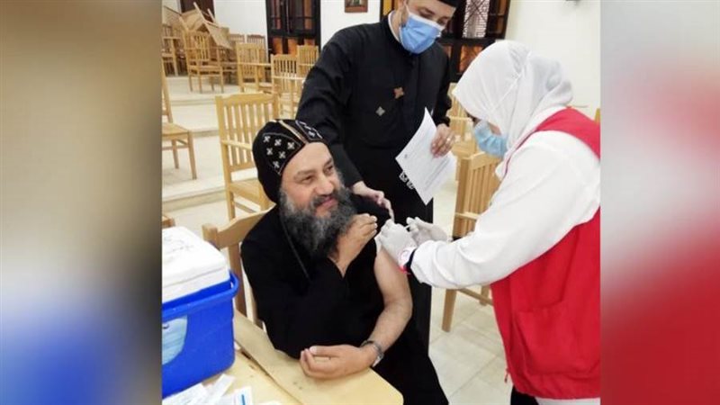 الأنبا بموا يتلقى