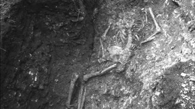 عاجل| حكاية هيكل عظمي مقيد بالسلاسل والأصفاد