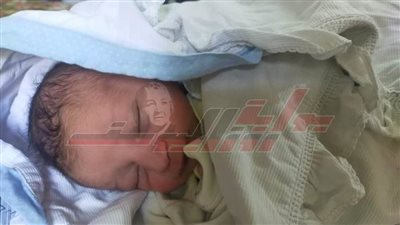 العثور على طفل حديث الولادة أمام مصنع بشبرا الخيمة 