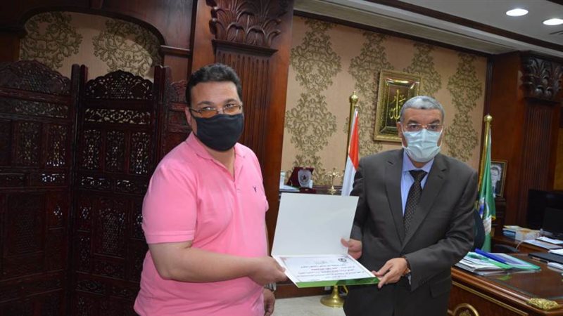 محافظ المنيا يكرم