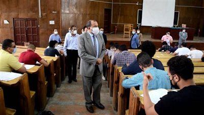 رئيس جامعة بني سويف يتفقد سير الامتحانات بكلية التجارة