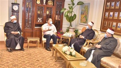 محافظ أسيوط يلتقي وكيل وزارة الأوقاف وبعض الائمة ويؤكد أهمية نشر القيم الدينية السمحة والانتماء لدى الشباب