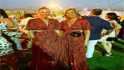 لقاء الخميسي عن ظهورها وهنا شيحة بنفس الفستان: صدفة